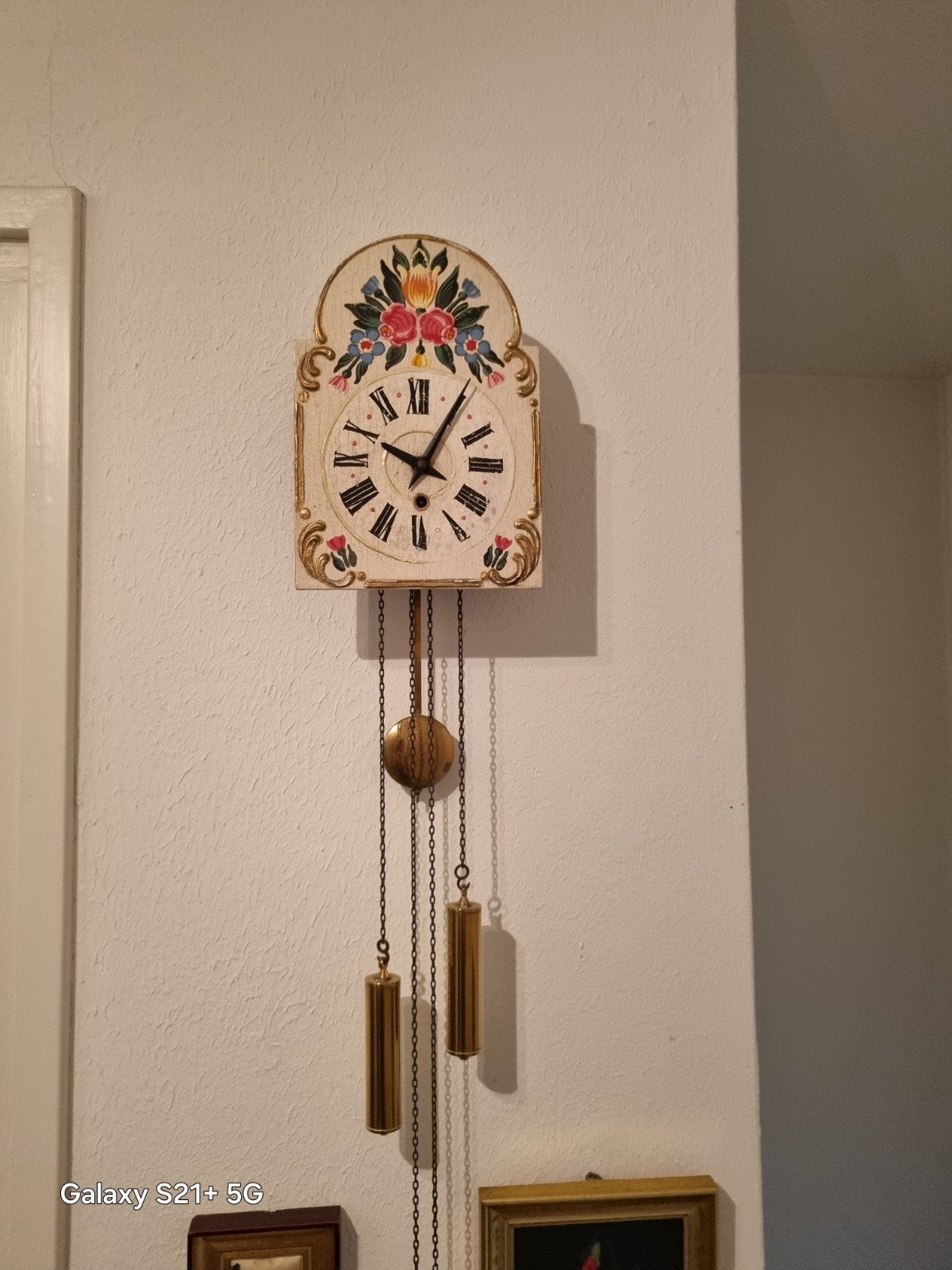 Antieke handgeschilderde wandklok met kettingen, Ophalen