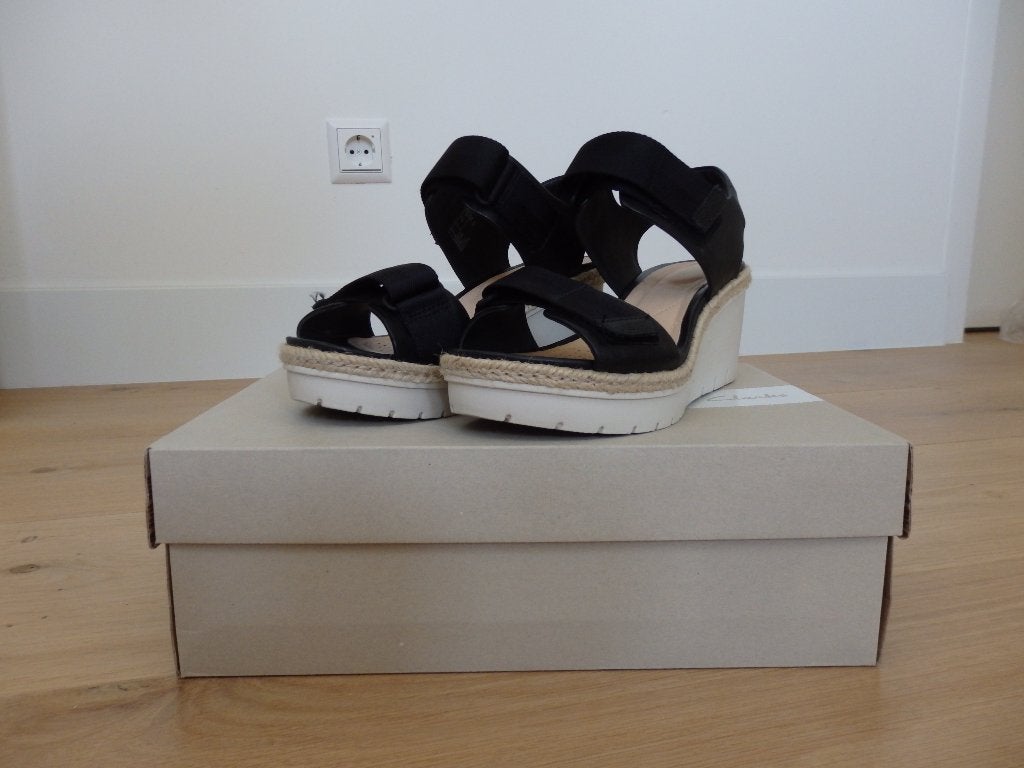 Clarks Palm Shine Sandal, Kleding | Dames, Schoenen, Zwart, Zo goed als nieuw, Clarks, Sandalen of Muiltjes
