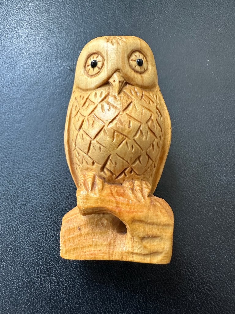 Netsuke van een uil -Japan gesneden in licht buxushout, Antiek en Kunst, Hout, 6 cm, Ophalen of Verzenden, Netsuke