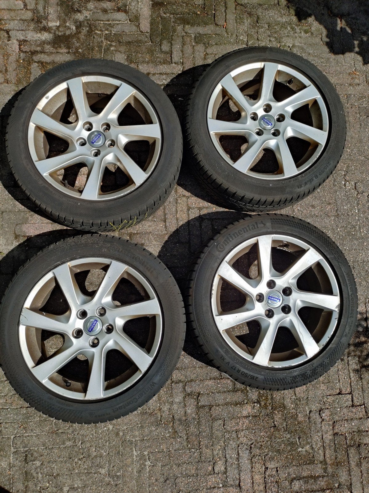 Vier winterbanden met velgen voor Volvo V60 - 215/50 R17, Ophalen, Banden en Velgen, 17 inch, Winterbanden
