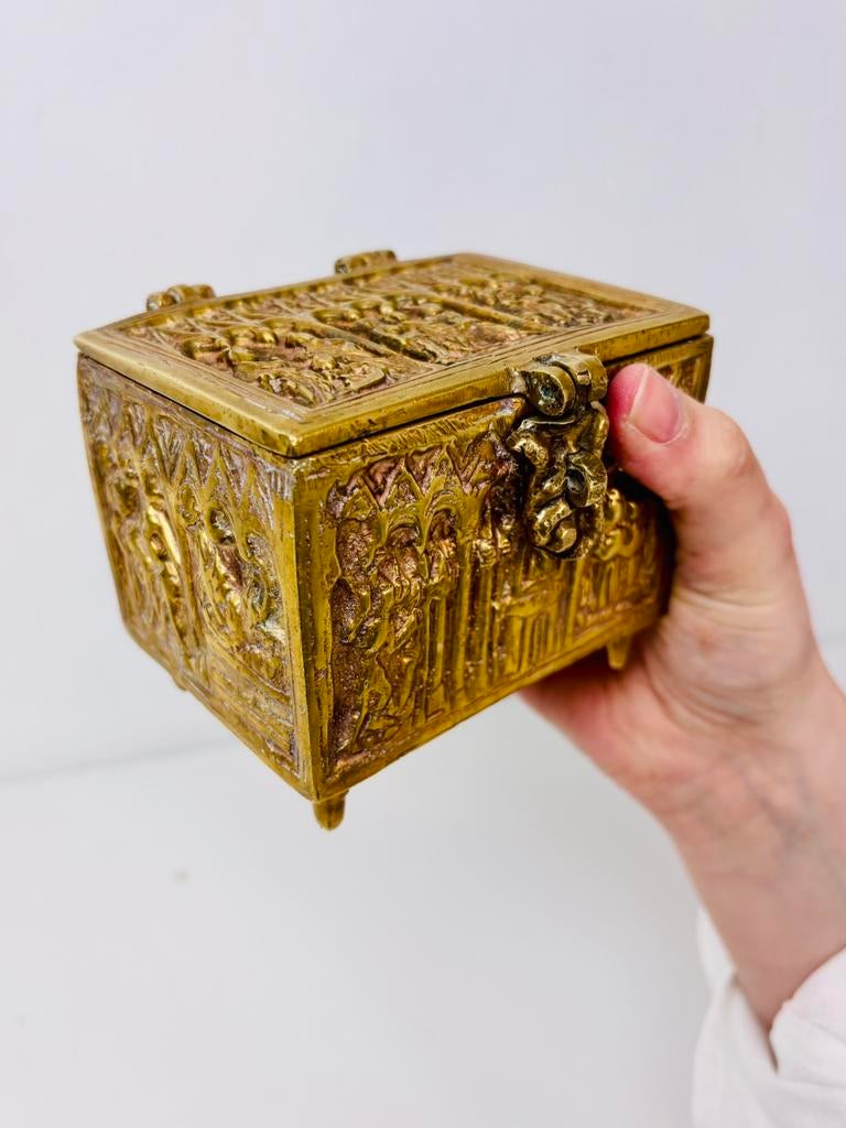 Antiek Neo-Gotisch relief relikwie doos / kistje, Antiek en Kunst, Antiek | Religie, Ophalen of Verzenden