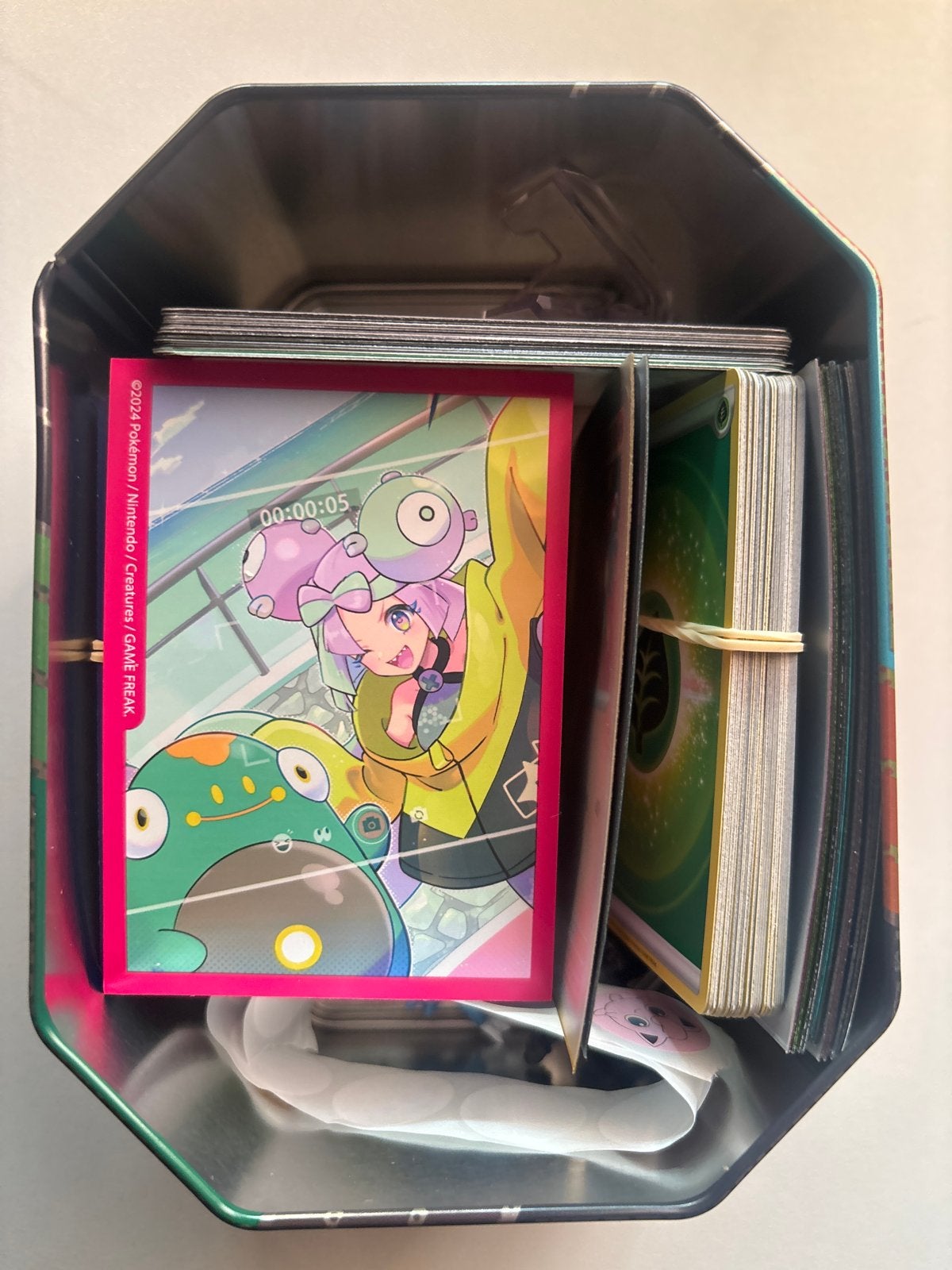 Pokémon TCG Kaarten verassing in Tin Box, Ophalen of Verzenden, Zo goed als nieuw, Meerdere kaarten