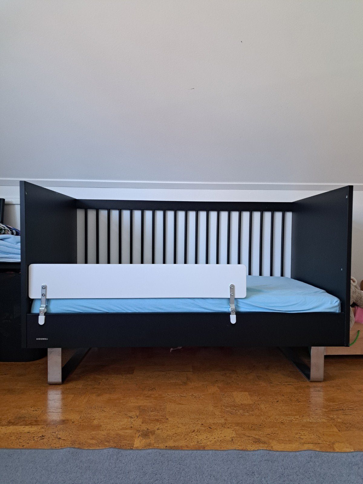 Kidsmill kinderbed op design poten met matras, Huis en Inrichting, Slaapkamer | Bedden, Ophalen, Modern design, Verstelbaar, Zwart