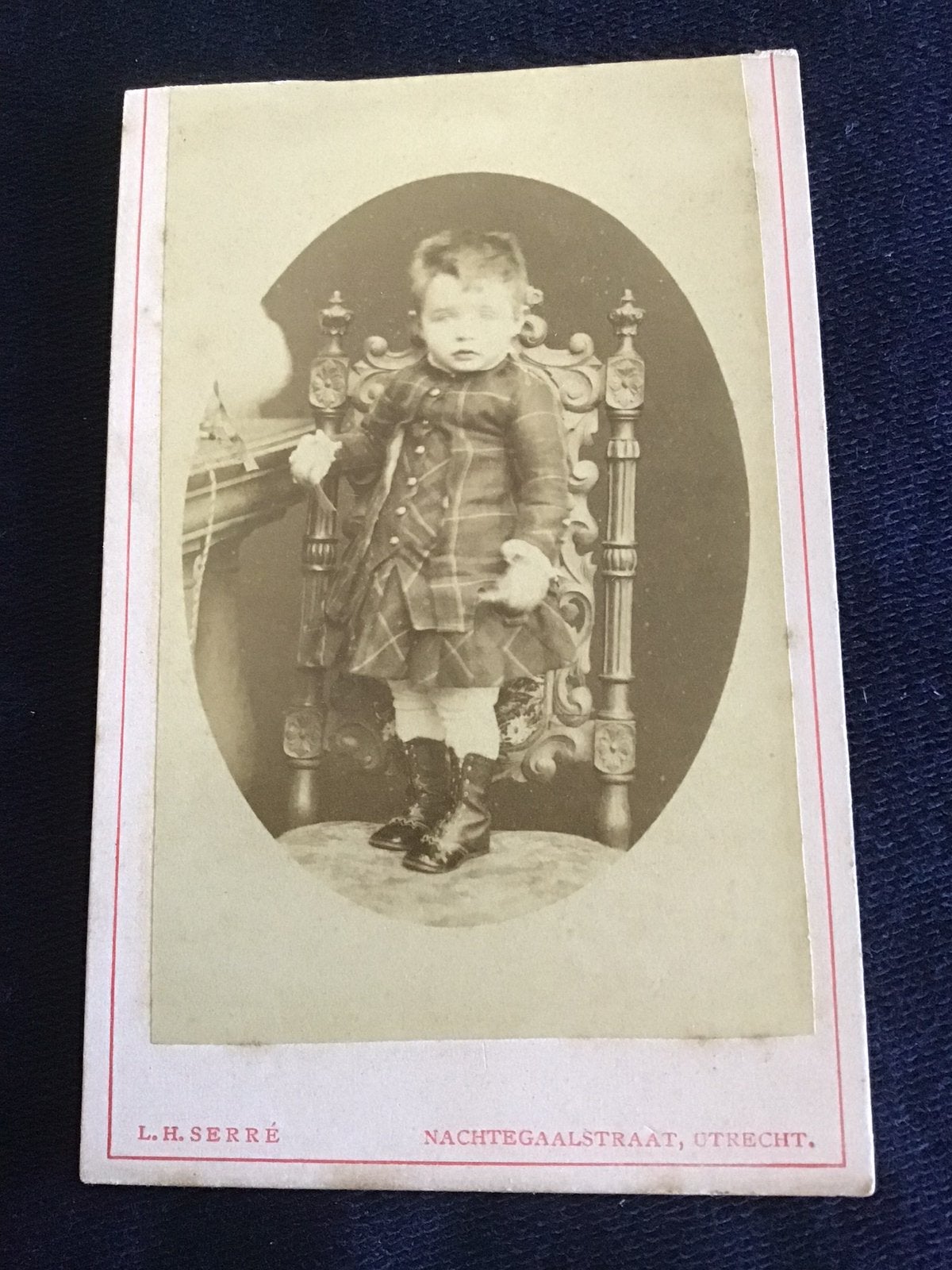 CDV, Kind op stoel, L.H. SERRÉ, UTRECHT, Carte de Visite, Gebruikt, Verzenden, Foto, Voor 1940
