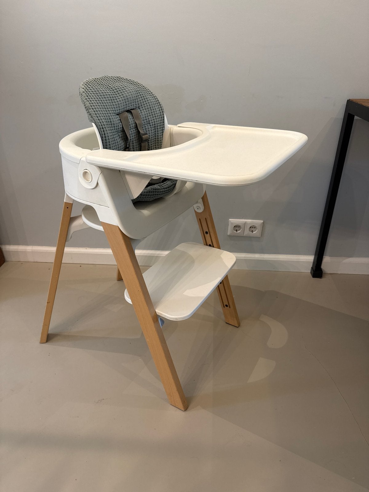 Stokke Steps kinderstoel met baby inzet en eetblad, Kinderen en Baby's, Kinderstoelen, Ophalen, Zo goed als nieuw, Meegroeistoel