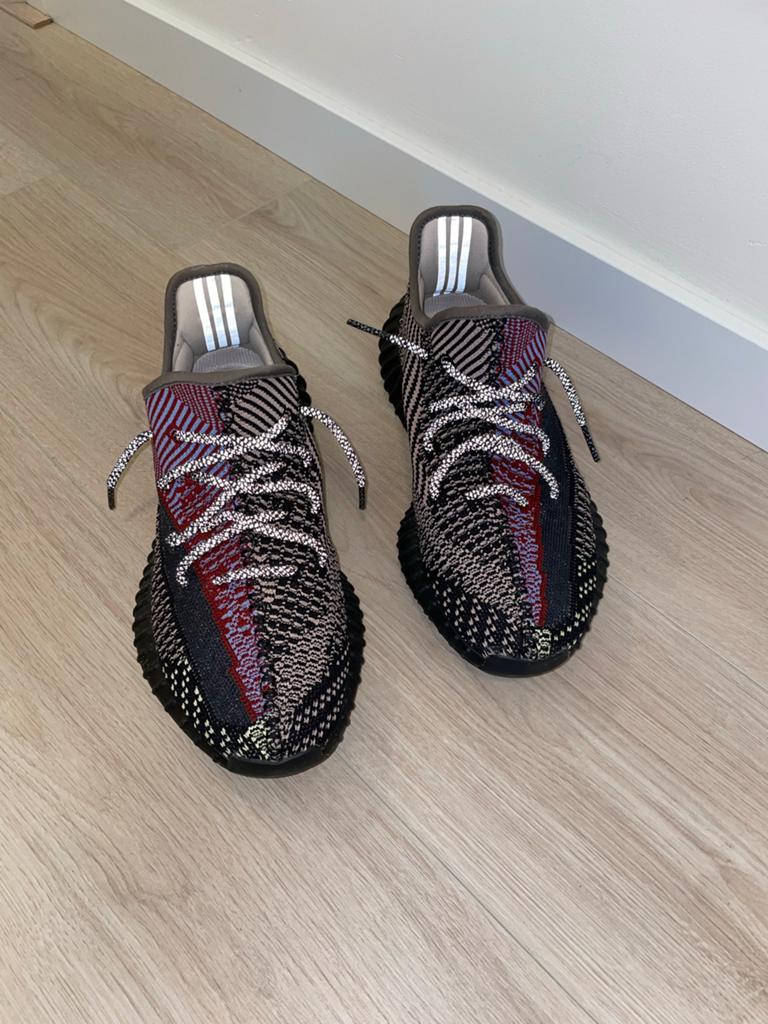 Adidas Yeezy Boost 350 V2 “Yecheil” - 43 1/3, Kleding | Heren, Schoenen, Ophalen of Verzenden, Zo goed als nieuw, Zwart, Sneakers of Gympen