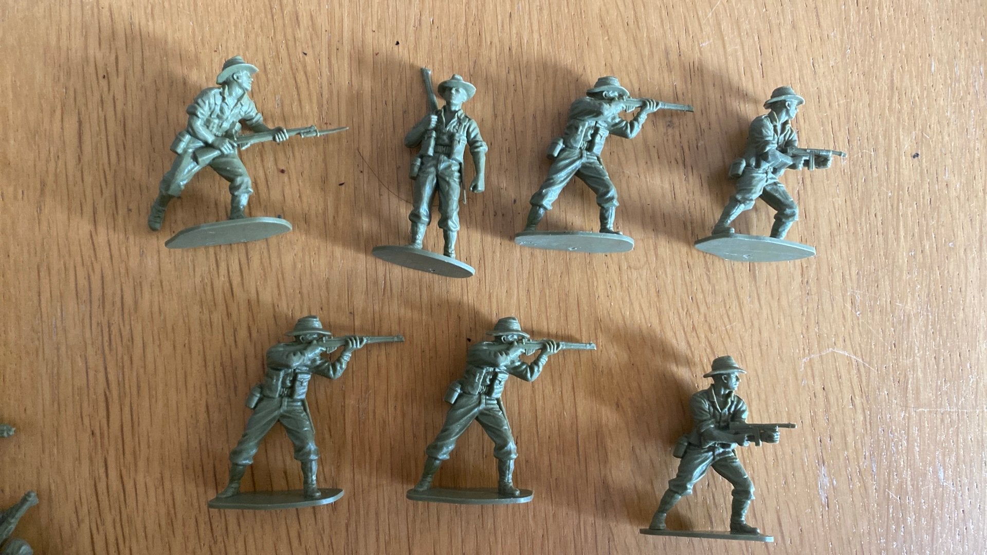 Airfix 1:32 ANZAC 7 soldaatjes & 2 met schade, Ophalen of Verzenden, Zo goed als nieuw, 1:50 of kleiner