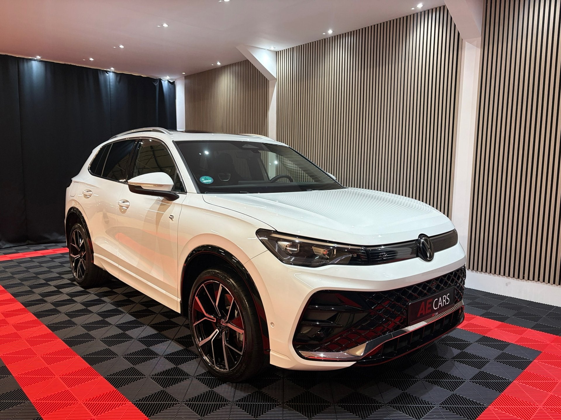 Volkswagen TIGUAN 1.5 eHybrid R-Line Edition 272 pk Pano 360, Auto's, Dealer onderhouden, Wit, Hybride Elektrisch/Benzine, Te koop