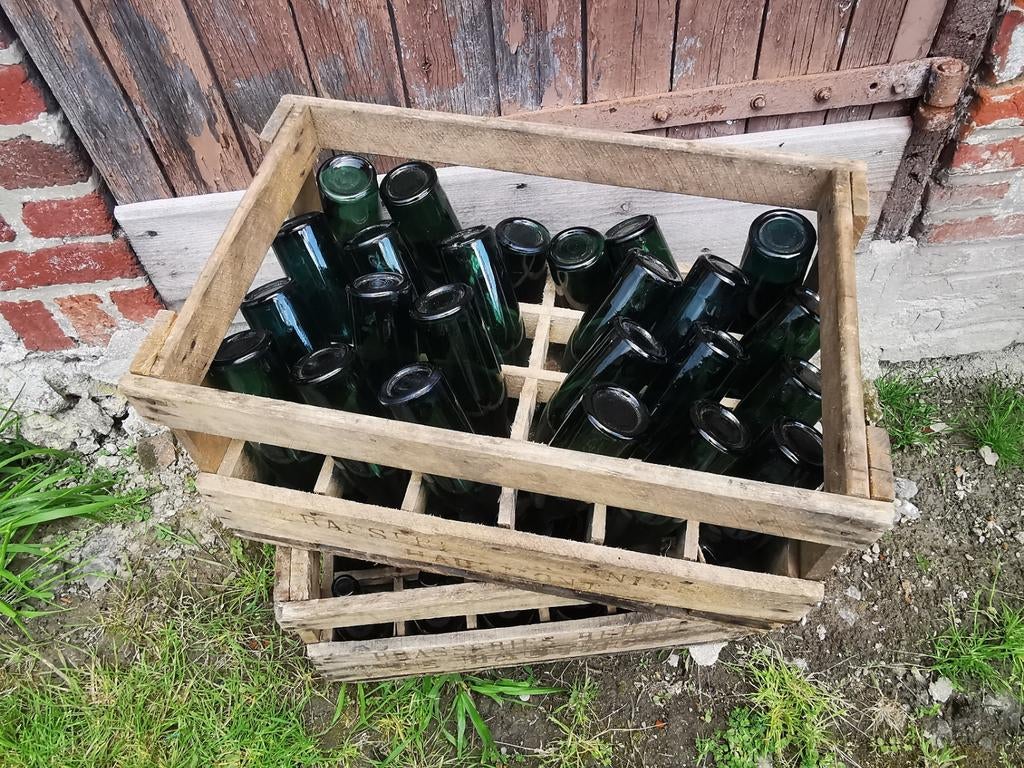 Oude bierkrat met 20 groene flessen set Miekje, Ophalen