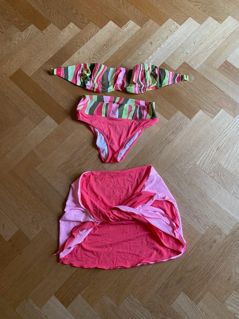Freya bikini top 70 F, broekje S. Met bijpassend rokje, Zo goed als nieuw, Roze, Bikini, Freya