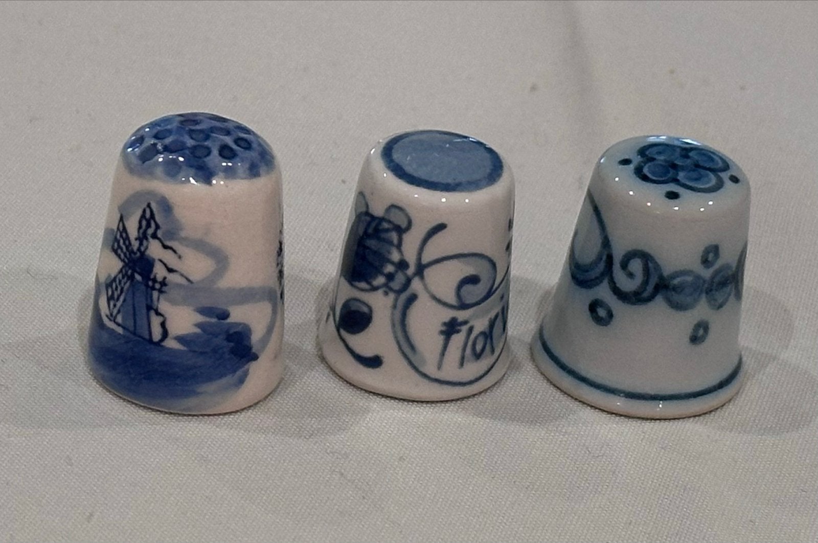 Set van 3 Delfts Blauwe Porseleinen Vingerhoeden, Ophalen of Verzenden, Zo goed als nieuw, Porselein, Nederland