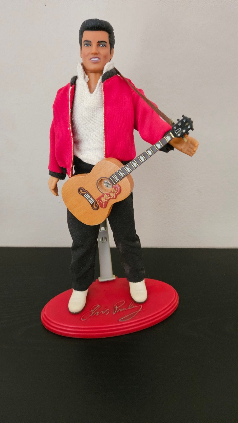 Barbie Elvis Presley pop met gitaar en standaard, Verzamelen, Ophalen of Verzenden, Gebruikt