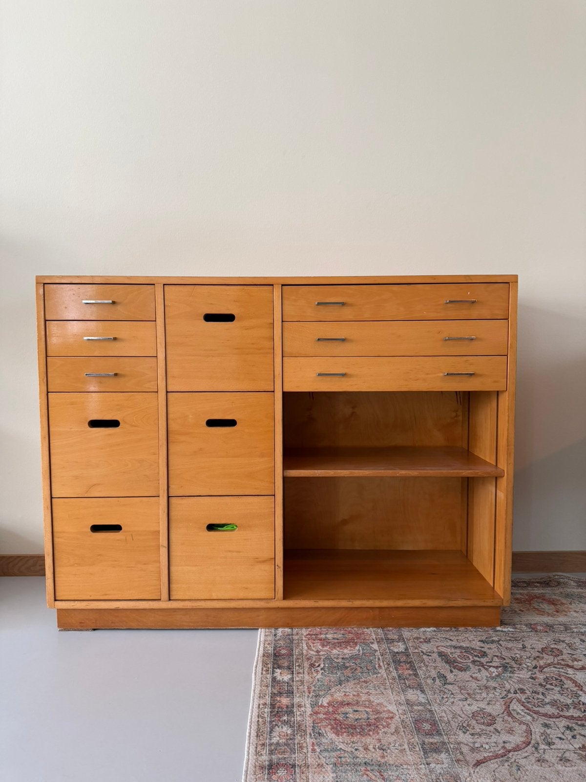 Vintage schoolkast van gelakt massief beuken ca. 50 jaar oud, Ophalen, Met plank(en), Gebruikt, 100 tot 150 cm