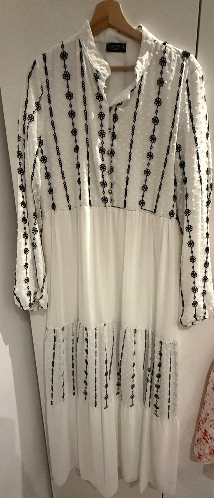 Elegante witte jurk met borduursels, Kleding | Dames, Wit, Maat 42/44 (L), Ophalen of Verzenden, Zo goed als nieuw