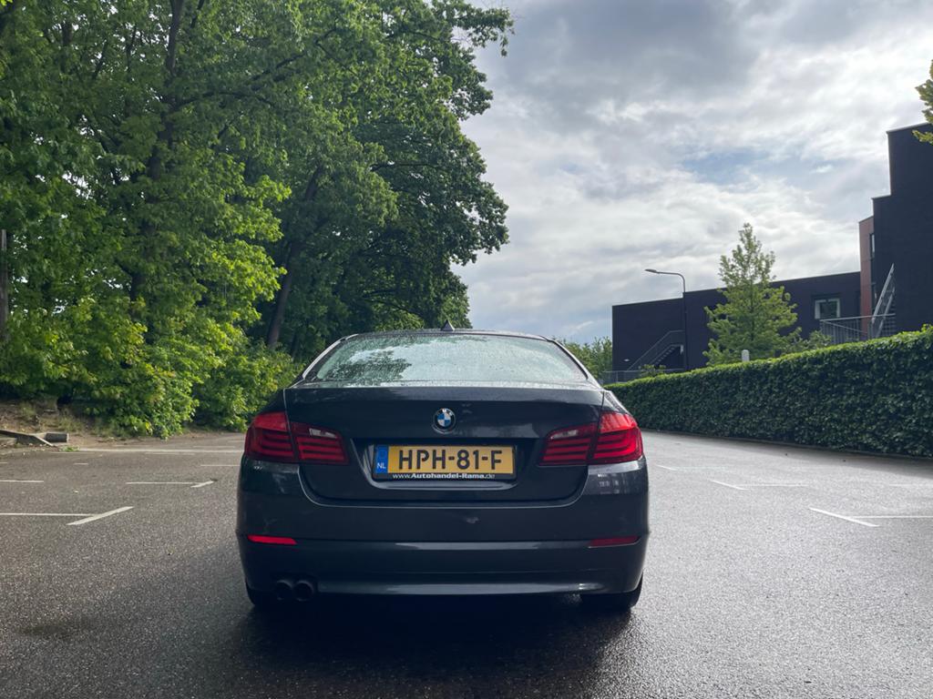 BMW 5-Serie 3.0 I 528 AUT 2010 Grijs High Executive Head Up, Achterwielaandrijving, 2996 cc, Leder, Particulier