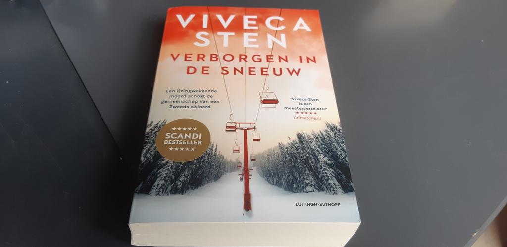 Viveca Sten - Verborgen in de sneeuw, Boeken, Ophalen of Verzenden, Zo goed als nieuw, Viveca Sten