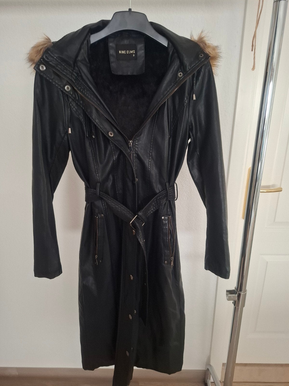 Lange leren damesjas met bontkraag - Nine Elms, Kleding | Dames, Jassen | Winter, Zwart, Ophalen of Verzenden, Maat 36 (S), Gedragen