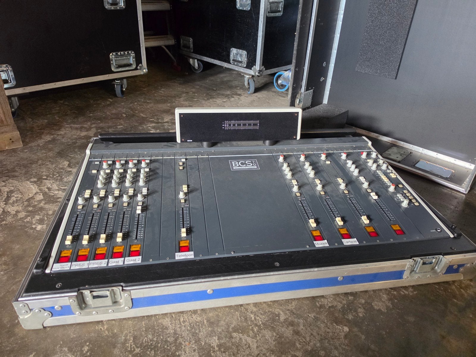 Dateq BCS70 Broadcast Mengtafel in Flightcase, Ophalen, Gebruikt, 5 tot 10 kanalen, Microfooningang