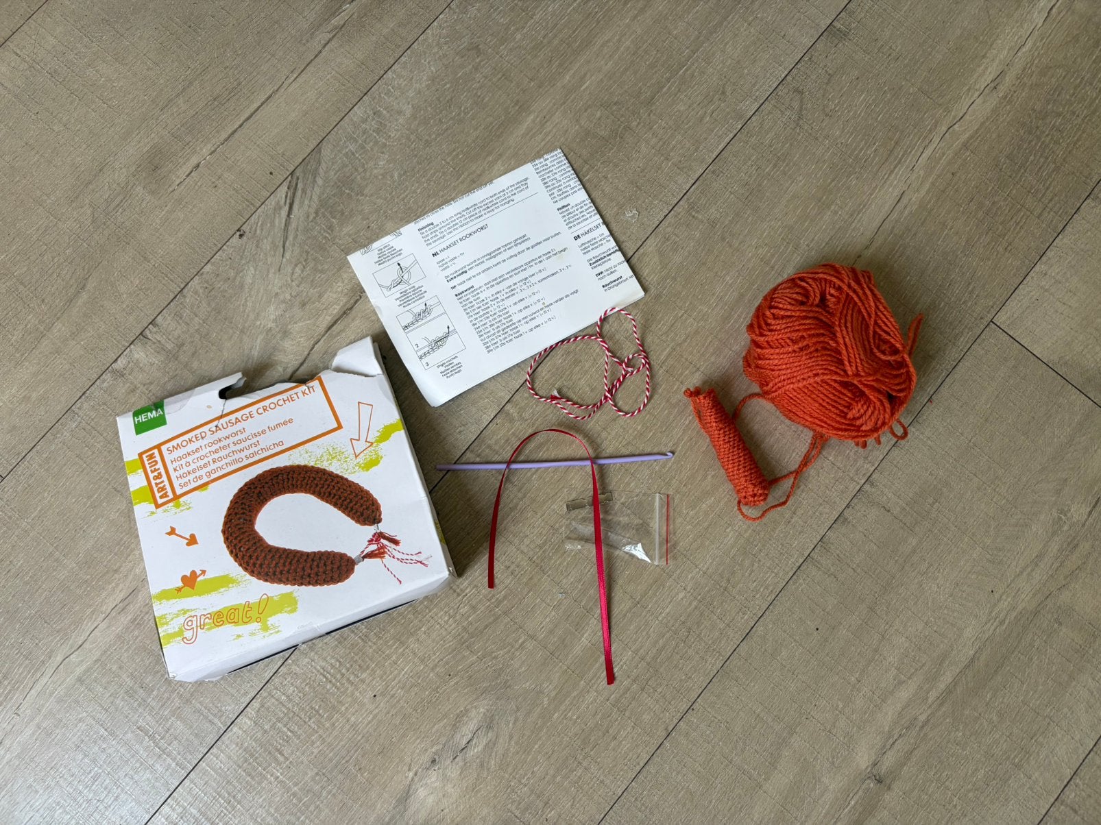 Hema rookworst haak pakketje. Er is al een klein stukje geha, Hobby en Vrije tijd, Breien en Haken, Ophalen of Verzenden, Zo goed als nieuw
