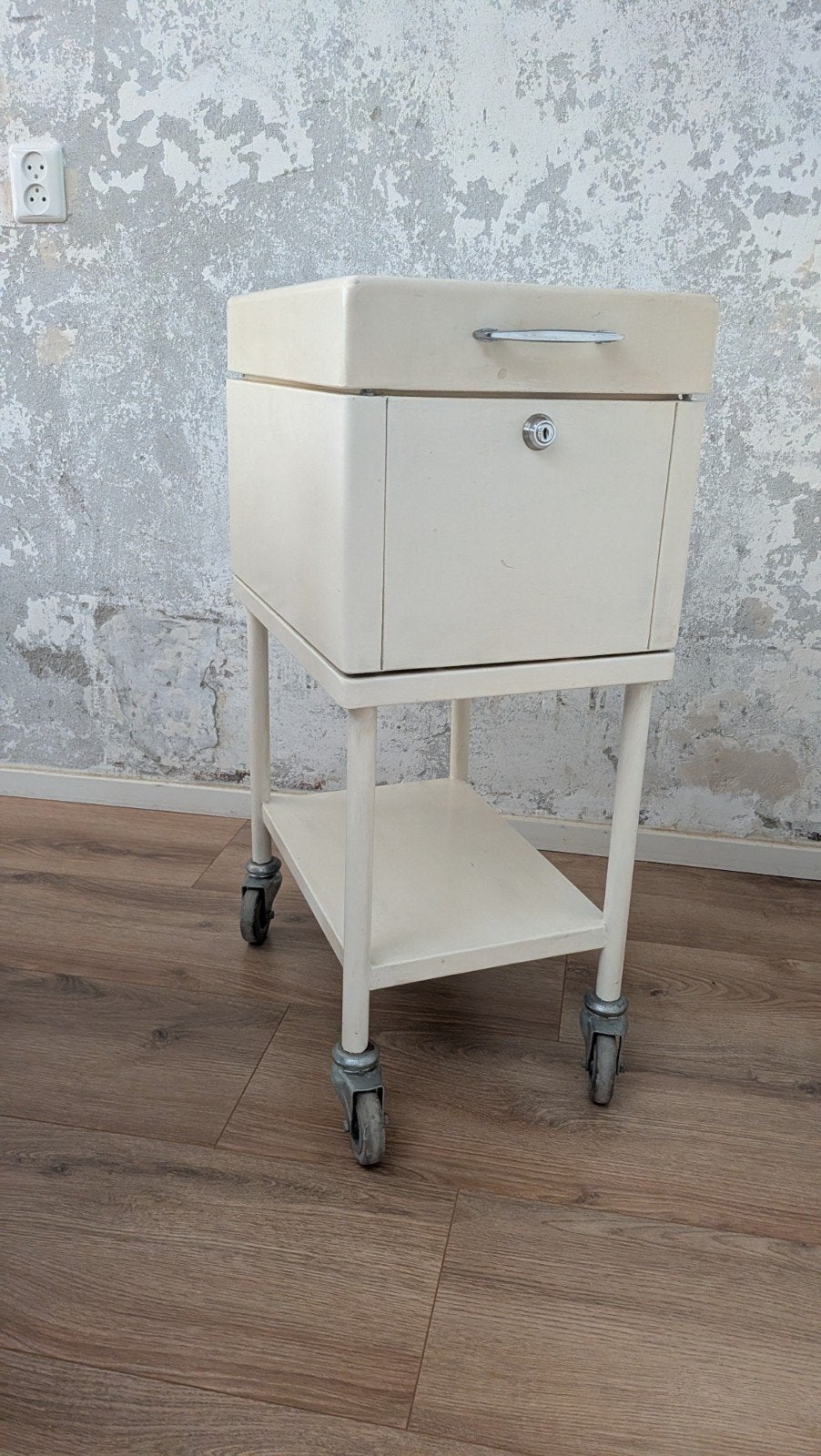 Vintage Medische Trolley / Bijzettafel op Wielen, Minder dan 50 cm, Ophalen of Verzenden, Minder dan 100 cm, Metaal