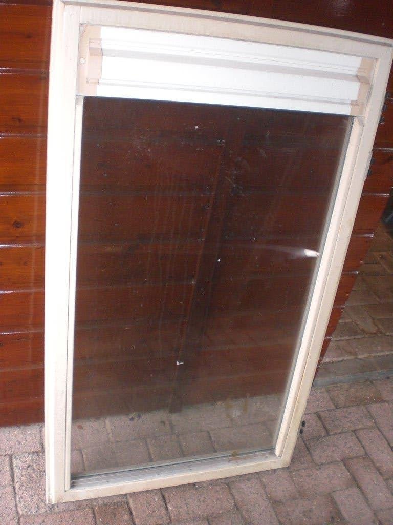 kozijn met thermopane raam en rooster, Gebruikt, Raamkozijn, Inclusief glas, 75 tot 150 cm