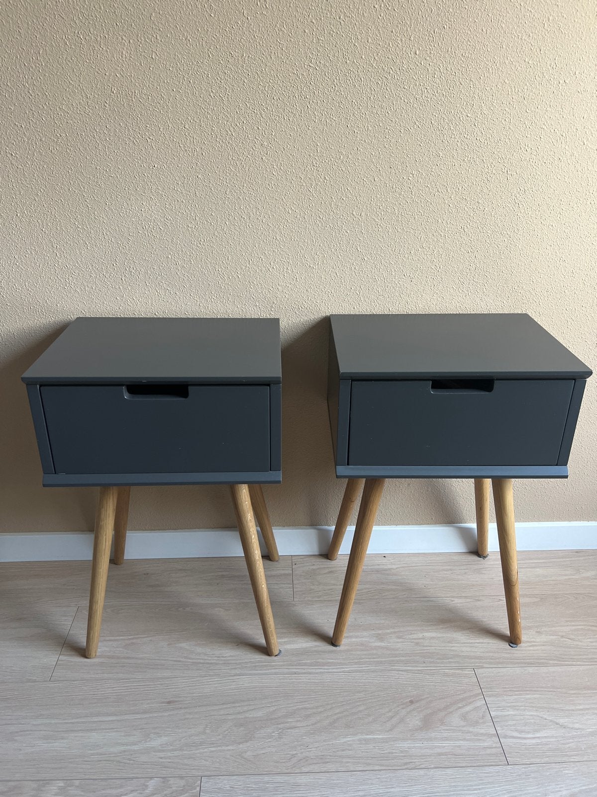 Set van 2 nachtkastjes met lade - Grijs met houten poten, Ophalen, Gebruikt, Minder dan 45 cm, 55 tot 70 cm