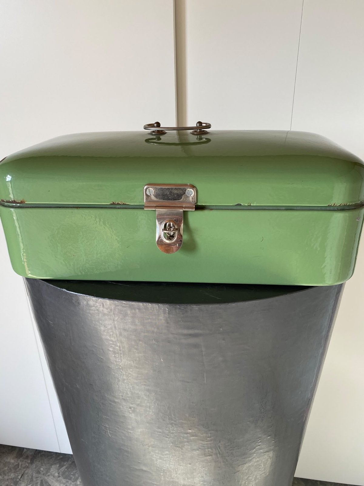 Vintage Groene Emaille Broodtrommel met Gebruikssporen, Antiek en Kunst, Ophalen of Verzenden