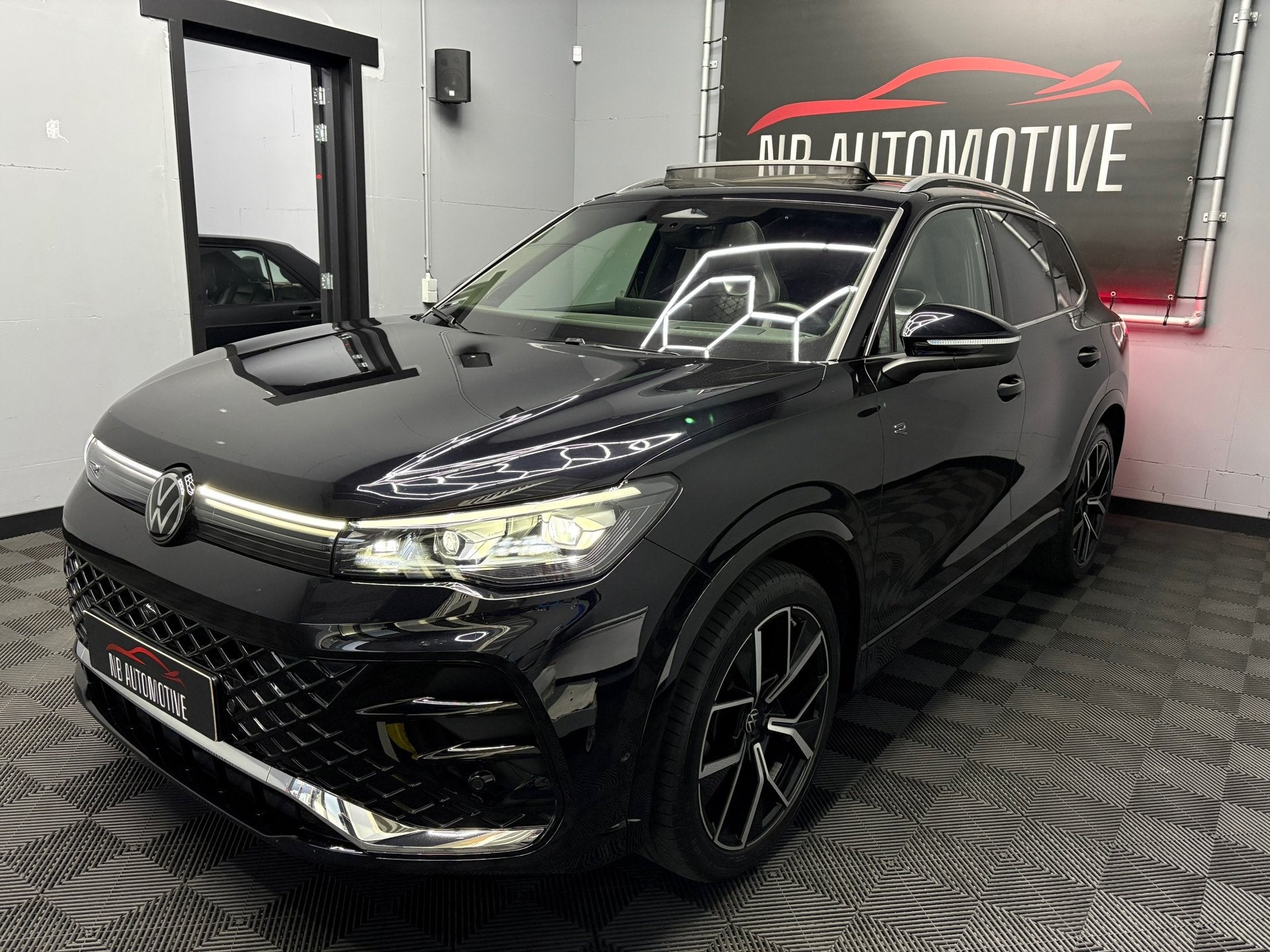 Volkswagen Tiguan 1.5 TSI R-Line Business, Dealer onderhouden, Stof, 4 cilinders, 150 pk