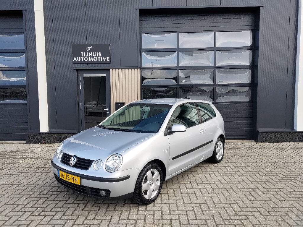 Volkswagen Polo 1.4 55KW 2002 Grijs trekhaak, cruise control, Voorwielaandrijving, Stof, 4 cilinders, Origineel Nederlands