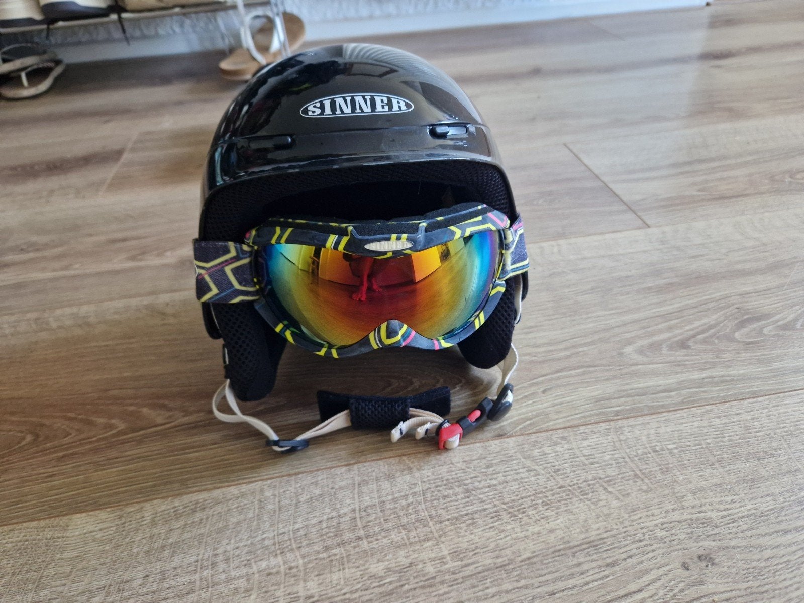 Sinner skihelm met bijpassende bril, Ophalen, Gedragen