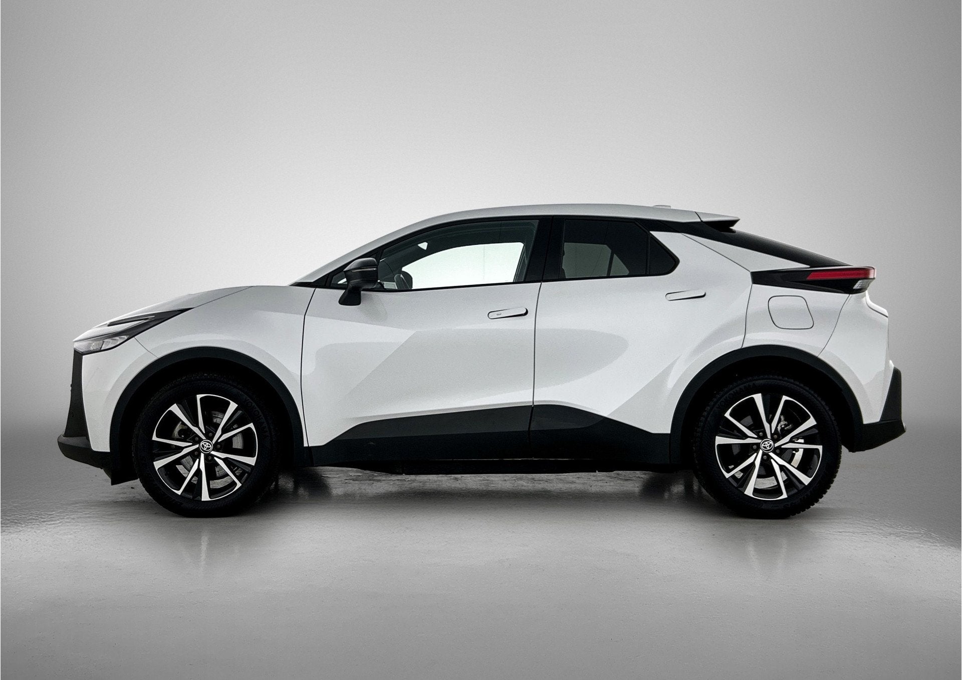 Toyota C-HR 2.0 Plug-in Hybrid 220 Dynamic | NL dealeronderh, Auto's, Toyota, Stof, 4 cilinders, Wit, Bedrijf