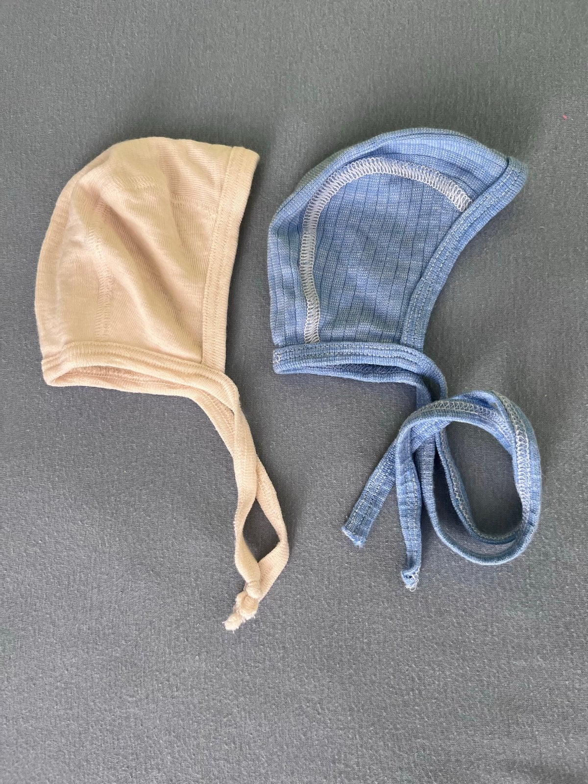 2 baby mutsjes wol en zijde, Ophalen, Jongen of Meisje, Zo goed als nieuw, 104 of kleiner