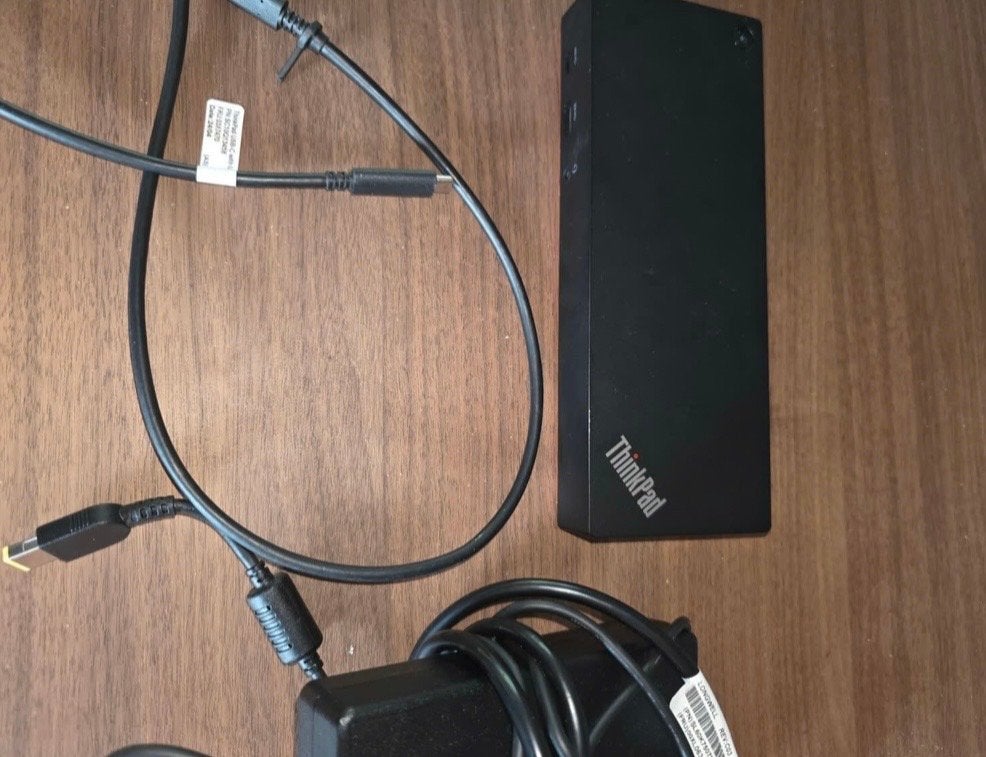 Foto 3 van LG Monitoren (2x) met NewStar arm + optioneel ThinkPad Dock