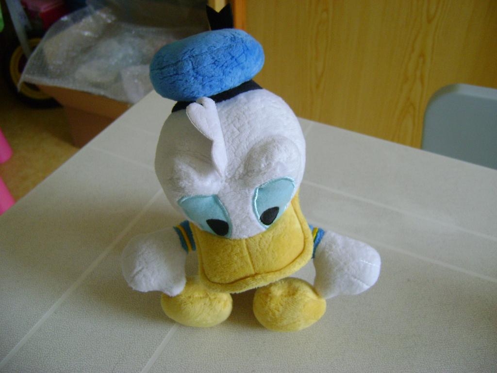 disney donald duck knuffel met rode strik van 24cm, Ophalen of Verzenden, Donald Duck, Zo goed als nieuw, Knuffel