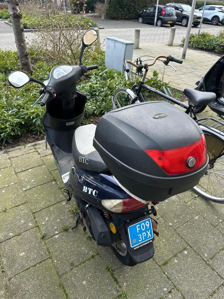 Nette blauwe BTC scooter met topkoffer en 2 helmen, Ophalen, Gebruikt, Overige typen, Overige merken