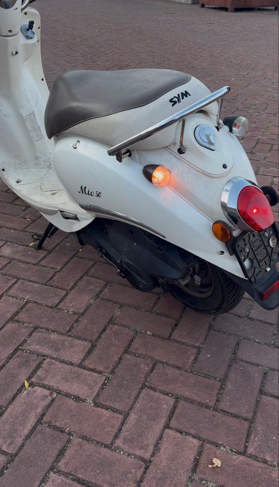 Sym Mio 50 scooter - Kleine schade onderkant, Gebruikt, Benzine, 50 cc, Maximaal 25 km/u