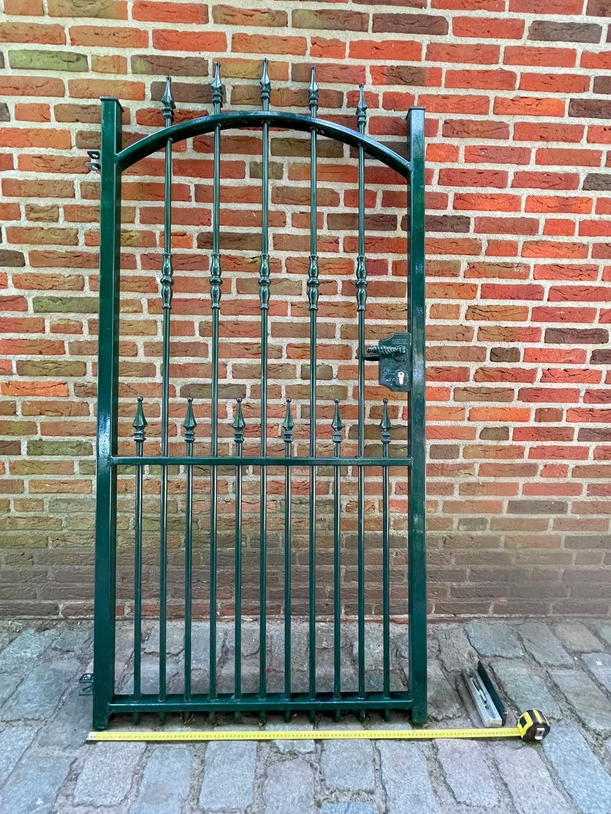 IJzeren poort met sierlijke spijlen en paal, Ophalen, Met poort, Gebruikt, Sierhekwerk