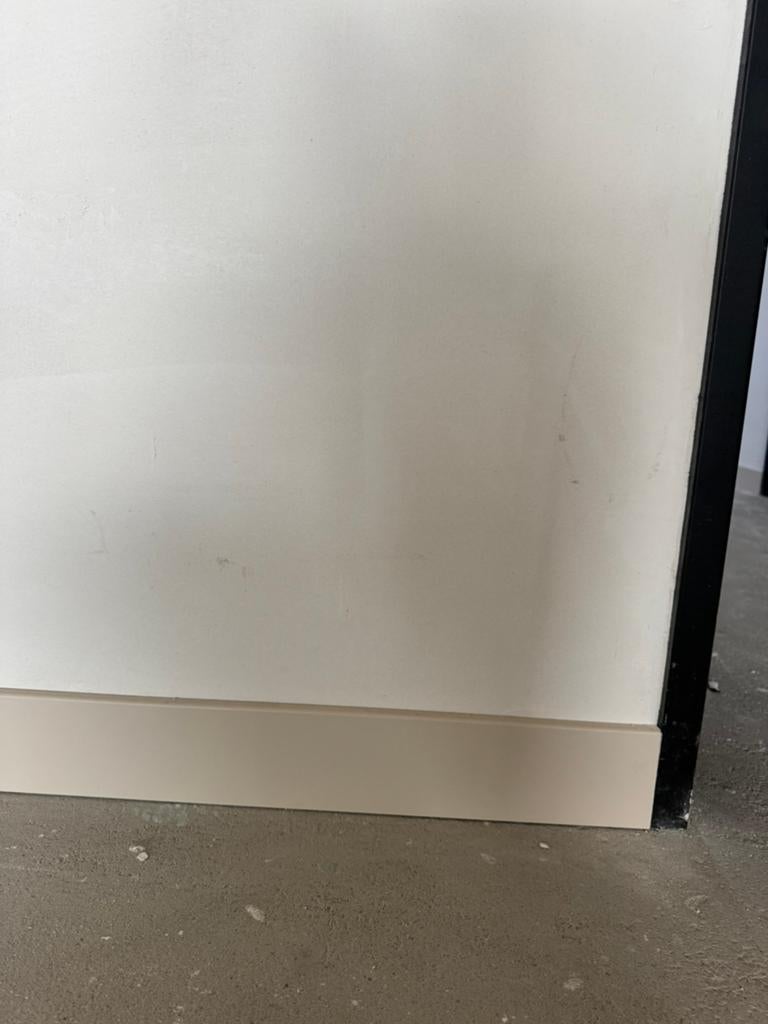Gladde MDF Plint 12x90mm Cool Concrete Zijdeglans 4880mm, Ophalen, Nieuw, Mdf, 250 cm of meer