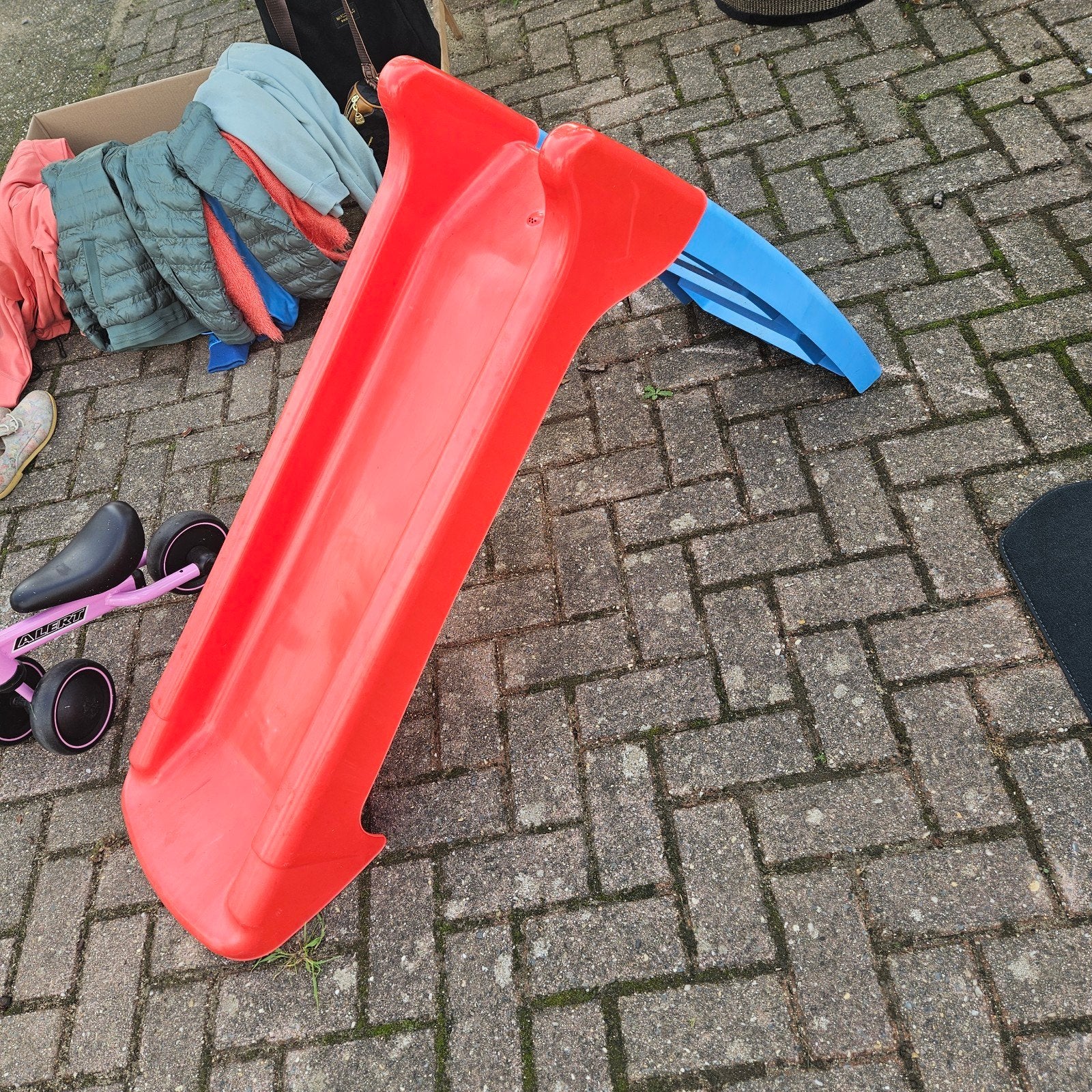 Rode en blauwe kinderglijbaan met gebruikssporen, Ophalen, Gebruikt, Glijbaan