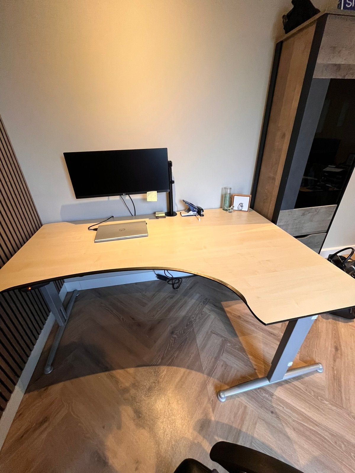 Ahrend elekktrisch verstelbaar bureau 180x120, Ophalen, Elektrisch, Zo goed als nieuw