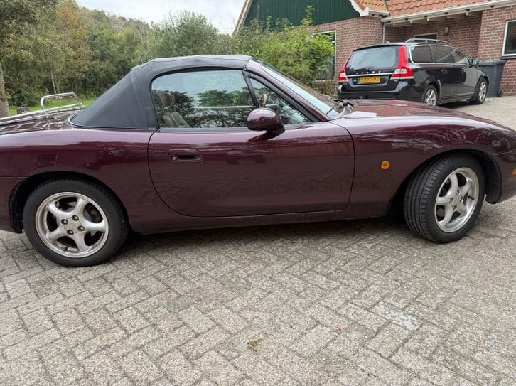 Mazda MX-5 1.6 I 2001 Merlot Red Miracle/Nardi uitvoering, Achterwielaandrijving, 40 €/maand, 4 cilinders, Cabriolet
