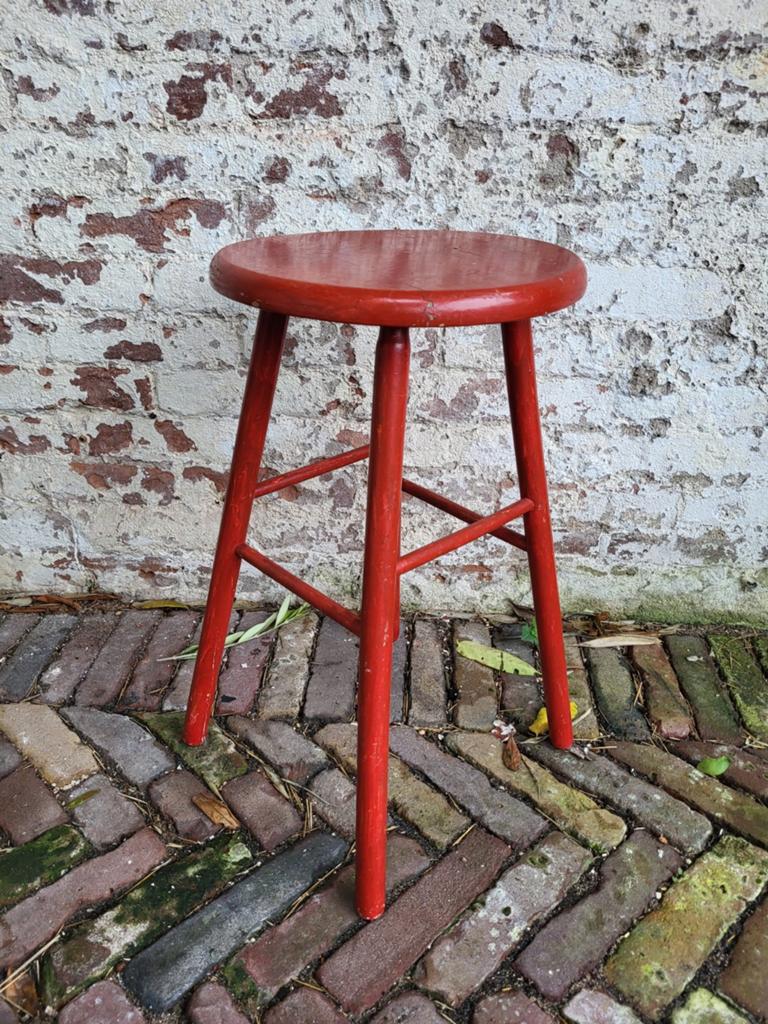 Leuke retro / rode houten kruk/ allegonda, Ophalen of Verzenden, Huis en Inrichting