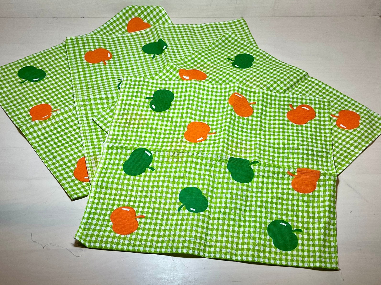 Vier vrolijke vintage kleedjes placemats 38 x 38 cm, Huis en Inrichting, Ophalen of Verzenden, Zo goed als nieuw, Placemat