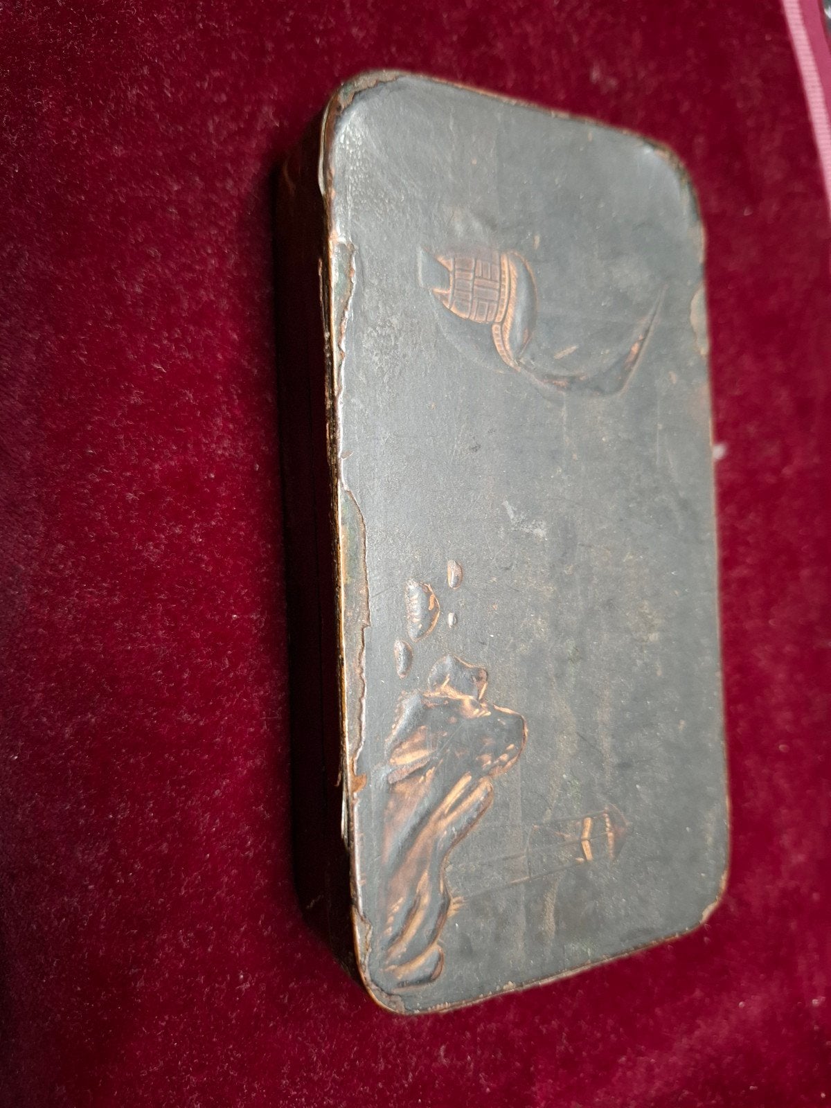 Antiek metalen doosje met reliëf, mogelijk tabaksdoos, Ophalen of Verzenden