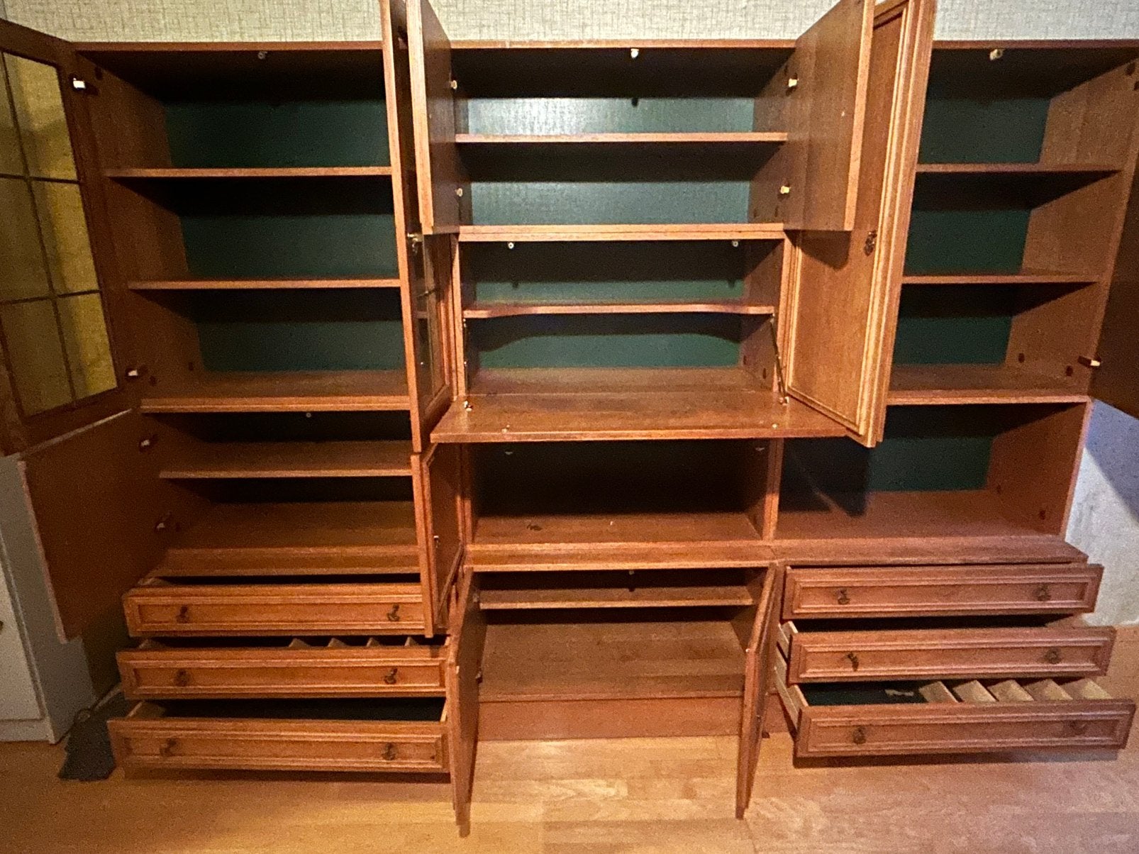 Gratis: Houten wandmeubel !, Huis en Inrichting, Kasten | Wandmeubels, Ophalen, Gebruikt, Eikenhout, Met deur(en)