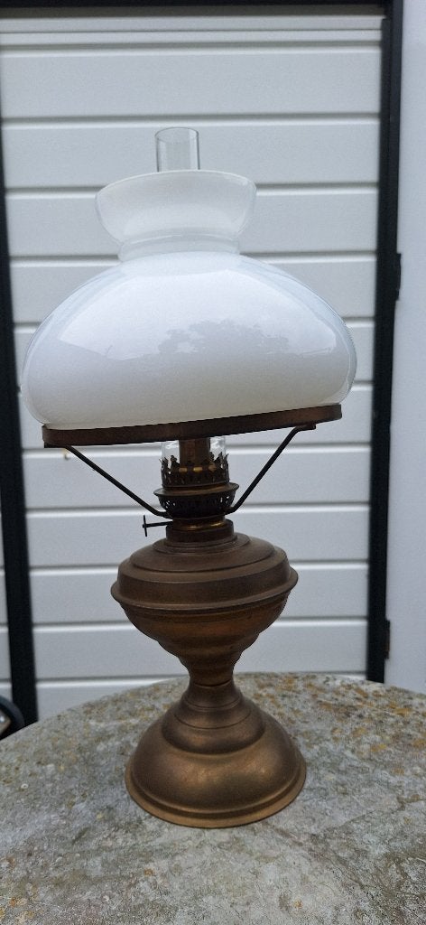 Antieke olielamp met melkwitte glazen kap - 50 cm hoog, Antiek en Kunst, Antiek | Lampen, Ophalen