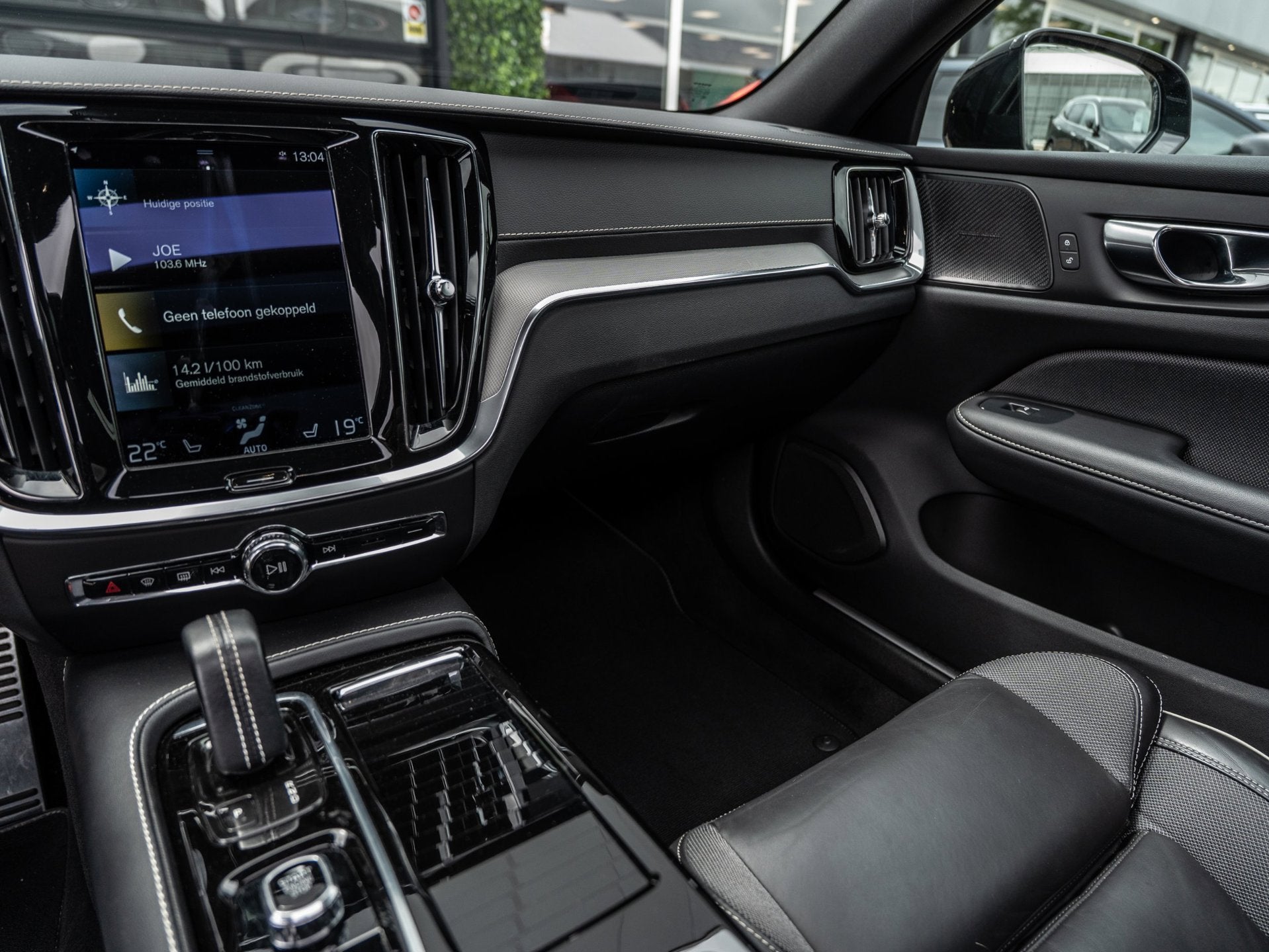 Volvo V60 2.0 T8 Recharge AWD R-Design 455 PK | Pano | 1e Ei, Gebruikt, Zwart, 4 cilinders, 1969 cc