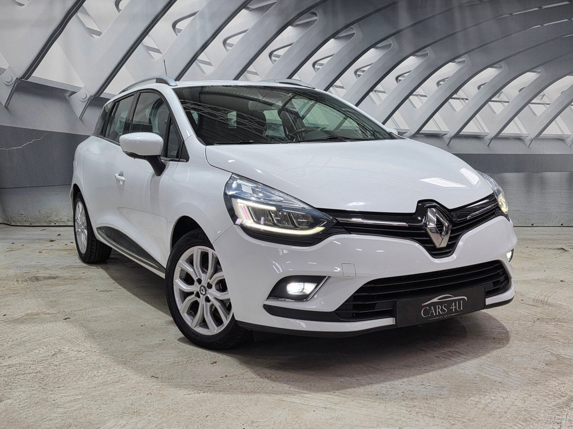 Renault Clio Estate 1.2 TCe Intens Bose Clima Navi Led, Auto's, Voorwielaandrijving, Gebruikt, 4 cilinders, Automatische klimaatregeling