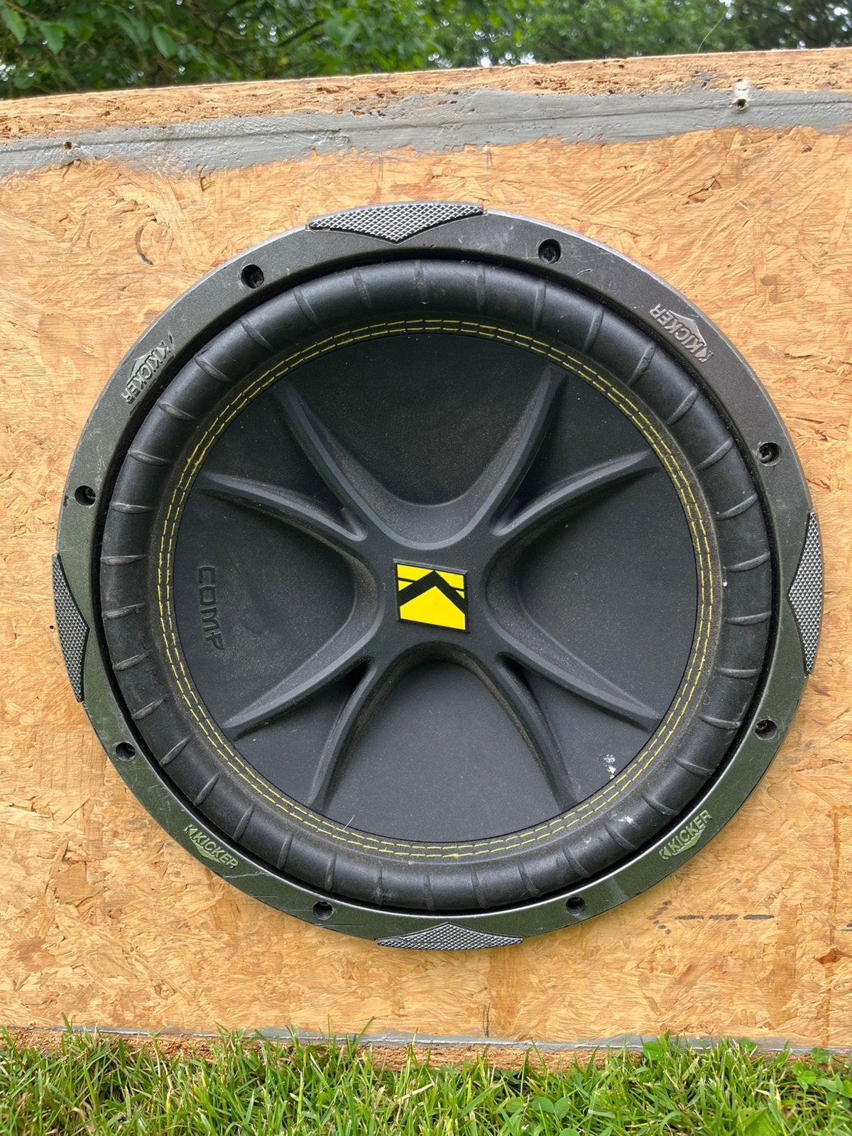 Kicker 12inch 4ohm  300w subwoofer met 40hz kist, Auto diversen, Autospeakers, Ophalen, Gebruikt
