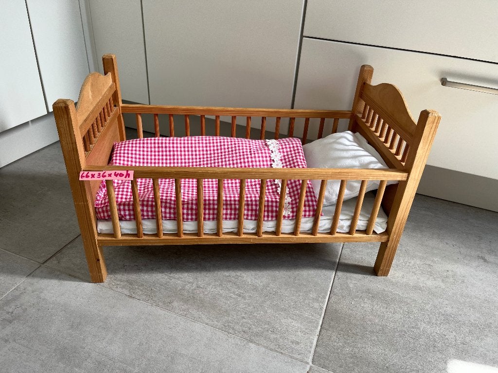 Schattig poppenbedje met matrasje,donsbed en kussentje, Kinderen en Baby's, Speelgoed | Houten speelgoed, Ophalen of Verzenden